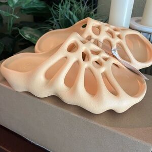 Yeezy 450 slides cream men’s 7 woman’s 9 NIB